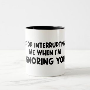 Taza Bicolor Deja de interrumpirme cuando te estoy ignorando