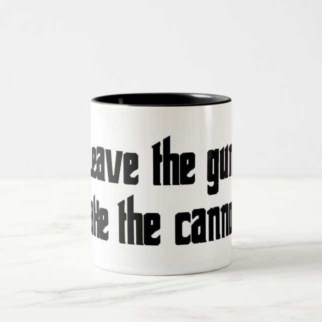 Taza Bicolor Deje el arma. Tome el cannoli. (Centro)