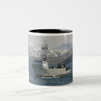 Taza Bicolor Delfín de plata, barco del cangrejo en el puerto