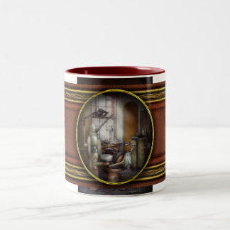 Taza Bicolor Dentista - Oficina dental alrededor de la década d