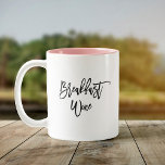 Taza Bicolor Desayuno Wine Cita graciosa<br><div class="desc">Si sólo hay una cosa que amamos más que el café,  es el vino. Moderno,  lindo,  divertido tazón de café diciendo "Vino de desayuno" en el guión moderno de caligrafía en la taza de café de dos tonalidades. Amo a la decoración rosa pero disponible en muchos más colores</div>