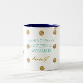 Taza Bicolor Detrás de cada mujer acertada es ella misma la