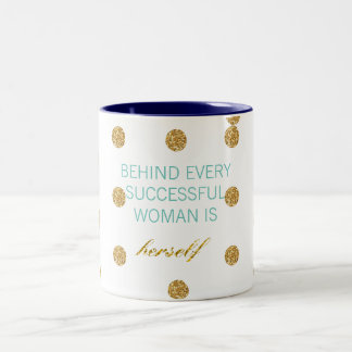 Taza Bicolor Detrás de cada mujer acertada es ella misma la