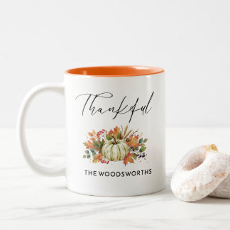 Taza Bicolor Día de Acción de Gracias Nombre de Familia Calabaz