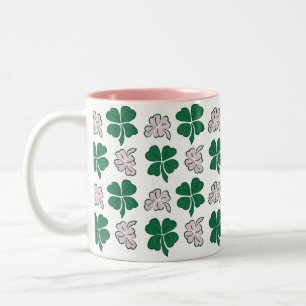 Taza Bicolor Día de San Patricio con patrón de trébol de cuatro