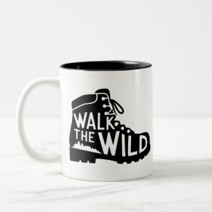 Taza Bicolor Diseño gráfico de bota de senderismo Walk the Wild