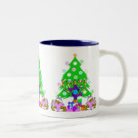 Taza Bicolor Diversión interconfesional del día de fiesta<br><div class="desc">Regalos del navidad y ornamentos del menorah de Chanukah para las familias interconfesionales que son judías y cristiano que celebran ambos días de fiesta esta estación.</div>