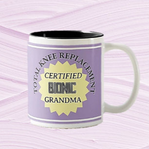 Taza Bicolor ¡Diversión! Muñeca biónica de reemplazo de rodilla