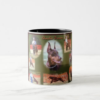 Taza Bicolor Doberman de trabajo de Charlie Brown