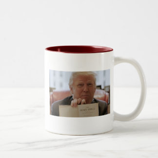 Taza Bicolor Donald Trump sostiene la Biblia - Café de dos tono