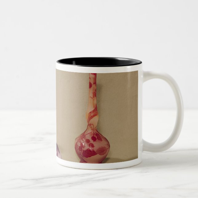 Taza Bicolor Dos floreros y un bonbonniere, (Derecha)