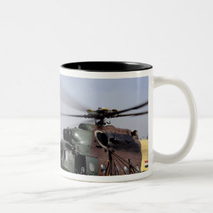 Taza Bicolor Dos helicópteros de cadera Mi-17 iraquíes