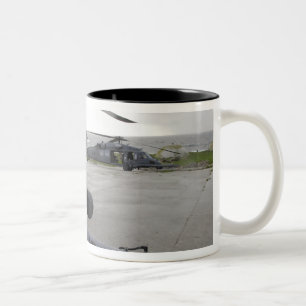 Taza Bicolor Dos HH-60G pavimentan los halcones
