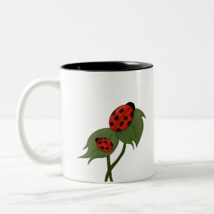 Taza Bicolor Dos lindos ladybugs en una planta
