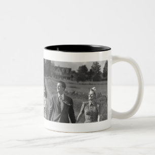 Taza Bicolor Dos pares que caminan en la carretera nacional B&W