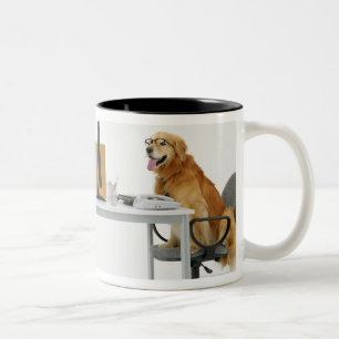 Taza Bicolor Dos perros que llevan el lazo y los vidrios,