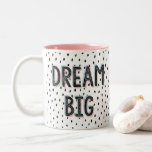 Taza Bicolor Dream Big Pastel y Spot Inspirador cita Mug<br><div class="desc">Impresión de manchas de doodle en blanco y negro con negrita vintage en negrita y un efecto 3D de color pastel. El fondo del patrón spot tiene un aspecto dibujado a mano para mantenerlo divertido. Añade algunas vibraciones positivas e inspiración a tu vida con este diseño moderno y positivo.</div>