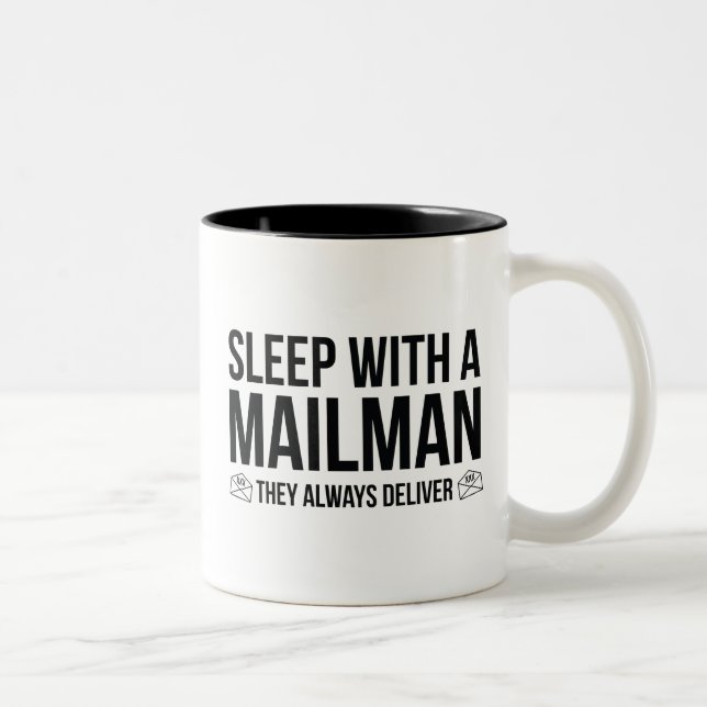 Taza Bicolor Duerme Con Un Mailman. Siempre Lo Entregan. (Derecha)