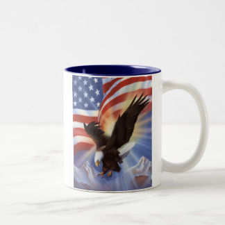 Taza Bicolor Eagle-bandera, llevada y aumentada en Los E.E.U.U.