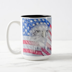 Taza Bicolor Eagle calvo y la bandera americana