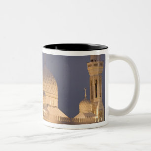 Taza Bicolor EAU, Dubái. Mezquita por la tarde con Burj al Arab