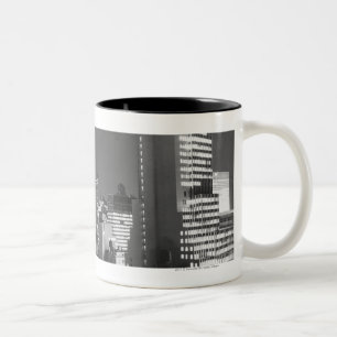 Taza Bicolor Edificios de la ciudad en la noche B&W, visión