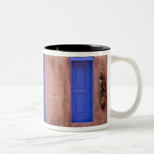 Taza Bicolor EE. UU., Nuevo México, Santa Fe. Vista de puerta a