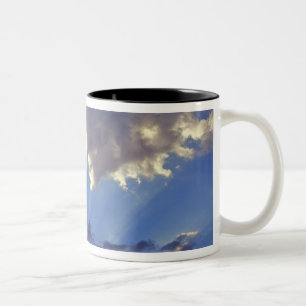 Taza Bicolor EE. UU., Oregón, Bend. Los rayos del sol llenan el