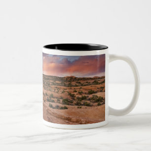 Taza Bicolor EE. UU., Utah. Atardecer en Poison Spider Mesa cer