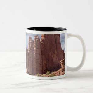 Taza Bicolor EE. UU., Utah. Vista de Fisher Towers. Créditos: D