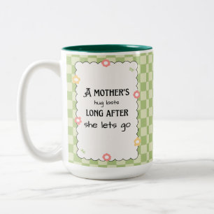 Taza Bicolor El abrazo de una madre dura mucho después de que s