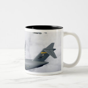 Taza Bicolor El acompañamiento de F-15B Eagles el primer