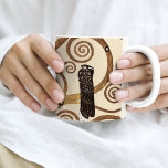 Taza Bicolor El árbol de la vida de Gustav Klimt<br><div class="desc">Un buen tazón de café con la pintura simbólica de Gustav Klimt (1862-1918),  El árbol de la vida (C.1909). Un resumen de un árbol con ramas giradas. Una de las tres piezas de arte de Stoclet Frieze encargada para el Palais Stoclet en Bruselas,  Bélgica.</div>