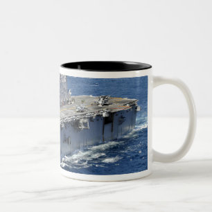 Taza Bicolor El buque de asalto anfibio USS Peleliu