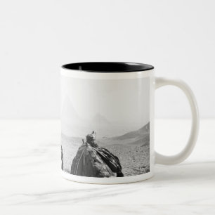 Taza Bicolor El Cairo Egipto, jinetes de camellos giza pirámid