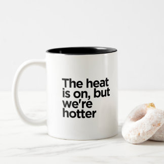 Taza Bicolor "El calor está encendido, Cita divertida con texto