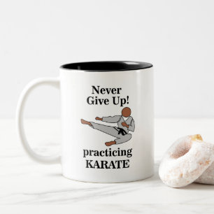 Taza Bicolor El Cinturón Negro Karate nunca renuncia a las arte