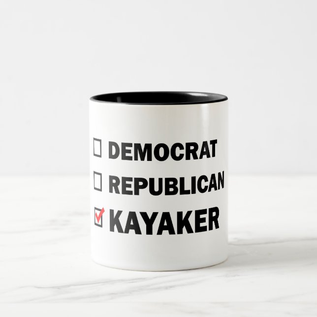 Taza Bicolor El demócrata republicano Kayaker (Centro)