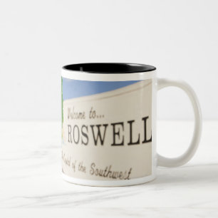 Taza Bicolor El extranjero inflable con la recepción a Roswell