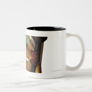 Taza Bicolor El ilustracion de un ataúd llenó de los alimentos
