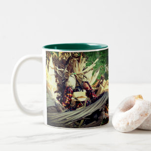 Taza Bicolor El maíz indio en la naturaleza de la canasta es pe