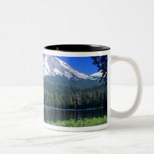 Taza Bicolor El Mt. Lassen se eleva sobre el lago Manzanita