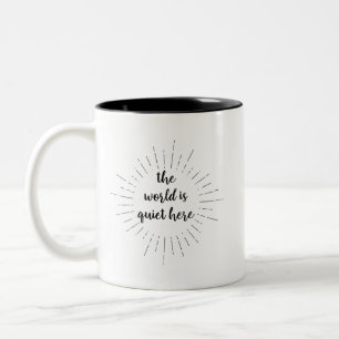 Taza Bicolor El mundo está tranquilo acá - cita de Lemony Snick