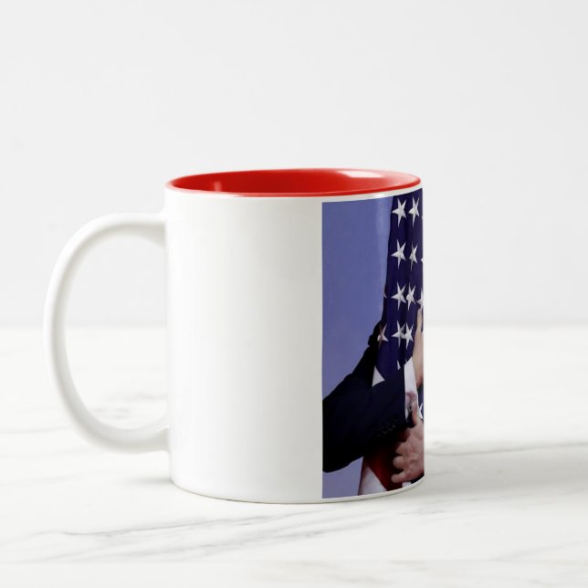 Taza Bicolor El presidente Trump abraza la bandera (Izquierda)