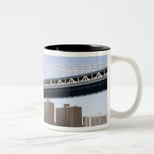 Taza Bicolor El puente de Manhattan que abarca el East River