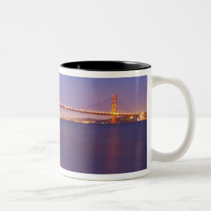Taza Bicolor El puente Golden Gate al anochecer desde Kirby Cov