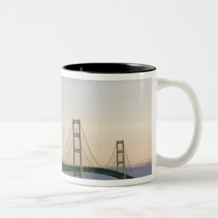 Taza Bicolor El puente Mackinac que recorre el estrecho de 3