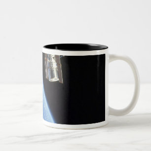Taza Bicolor El telescopio espacial Hubble con una tierra azul