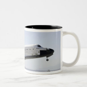 Taza Bicolor El transbordador espacial Atlantis se prepara para