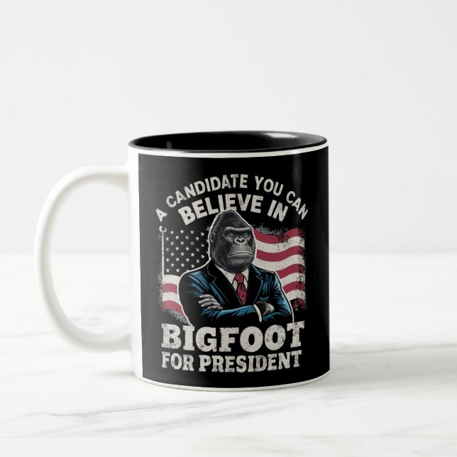 Taza Bicolor Elecciones 2024 Divertido voto Sasquatch EEUU (Izquierda)